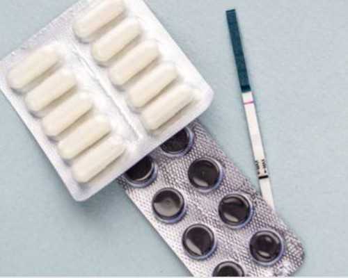 儿子偷看电视，突然妈妈回来场面一度失控，这就是小时候的我们