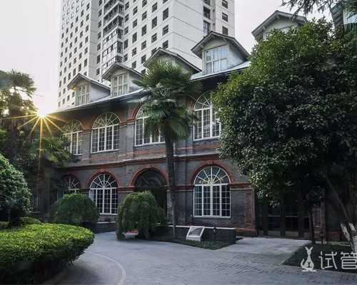 女大学生们返乡捏绣花针 挑起彝绣大梁